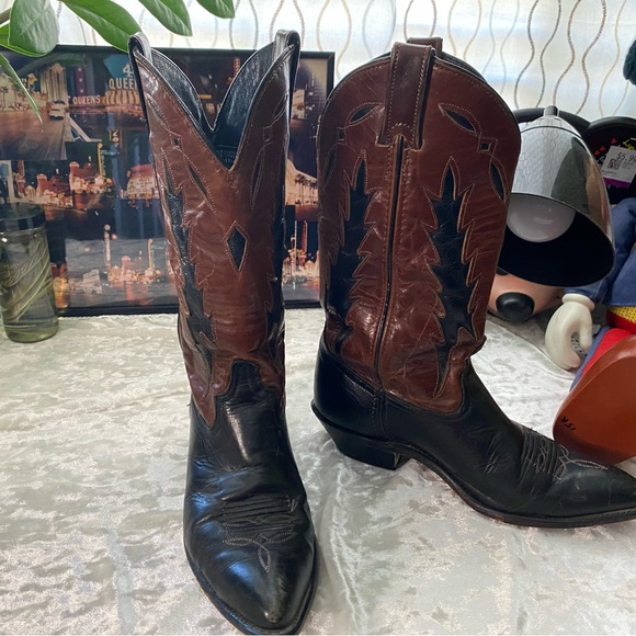 SOLD!! Vintage two tone black and brown cowboy boots - Picture 4 of 7